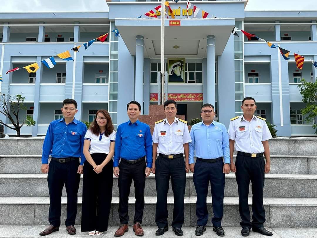 Chúc Tết Lữ đoàn 682